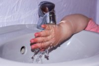 Kind wäscht sich die Hände