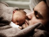 Die Bedeutung von direktem Hautkontakt mit Ihrem Baby